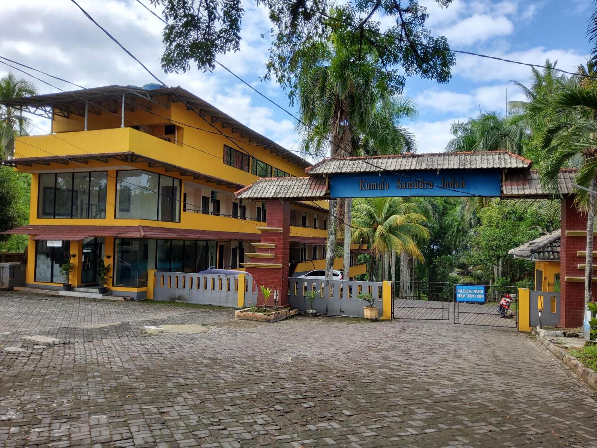 Hotel Kumala Samudra Cikakak Экстерьер фото